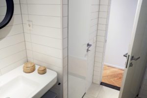 Portes invisibles ECLISSE dans la salle de bain