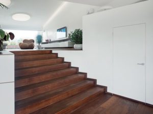 Plinthes Syntesis® sans surépaisseur adaptées aux marches d'escalier