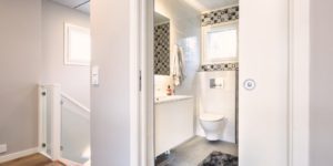 Porte coulissante pour optimiser espace de la salle de bain
