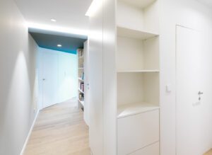 Porte battante affleurante Syntesis® Battant. Architecture d'intérieur et mobilier dans un appartement confié à l'agence ARCHIMEL, à Metz. Photographié en juin 2023.