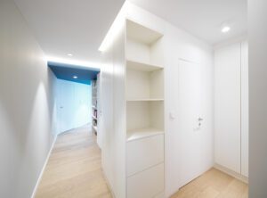 Couloir donnant sur plusieurs portes affleurantes Eclisse Syntesis® Battant. Architecture d'intérieur et mobilier dans un appartement confié à l'agence ARCHIMEL, à Metz. Photographié en juin 2023.