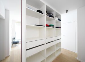 Porte affleurante Syntesis® Battant. Architecture d'intérieur et mobilier dans un appartement confié à l'agence ARCHIMEL, à Metz. Photographié en juin 2023.