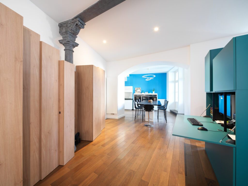 Rénovation d'un appartement type haussmannien sur Metz. Architecture d'intérieur et mobilier dans un appartement confié à l'agence ARCHIMEL, à Metz. Photographié en juin 2023.