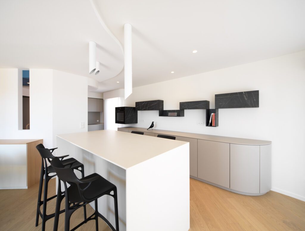 Architecture d'intérieur et mobilier dans un appartement confié à l'agence ARCHIMEL, à Metz. Photographié en juin 2023.