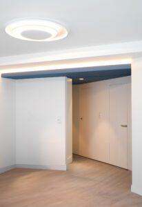 Porte battante affleurante Syntesis® Battant. Architecture d'intérieur et mobilier dans un appartement confié à l'agence ARCHIMEL, à Metz. Photographié en juin 2023.