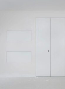Visuel avant la pose du papier peint sur les bloc-portes de placard affleurants