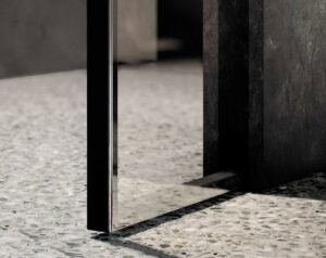 Entretien porte verre et aluminium. Coup d'oeil sur modèle PAIO, deux panneaux de verre sur les extrémités qui s'insèrent le profil aluminium.