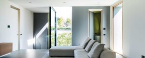 Une villa d'exception mettant en avant la porte battante architecturale ECLISSE 40