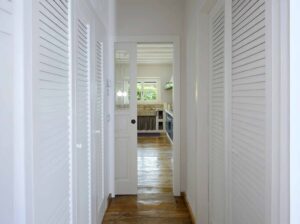 Une porte coulissante en bois avec un insère en verre