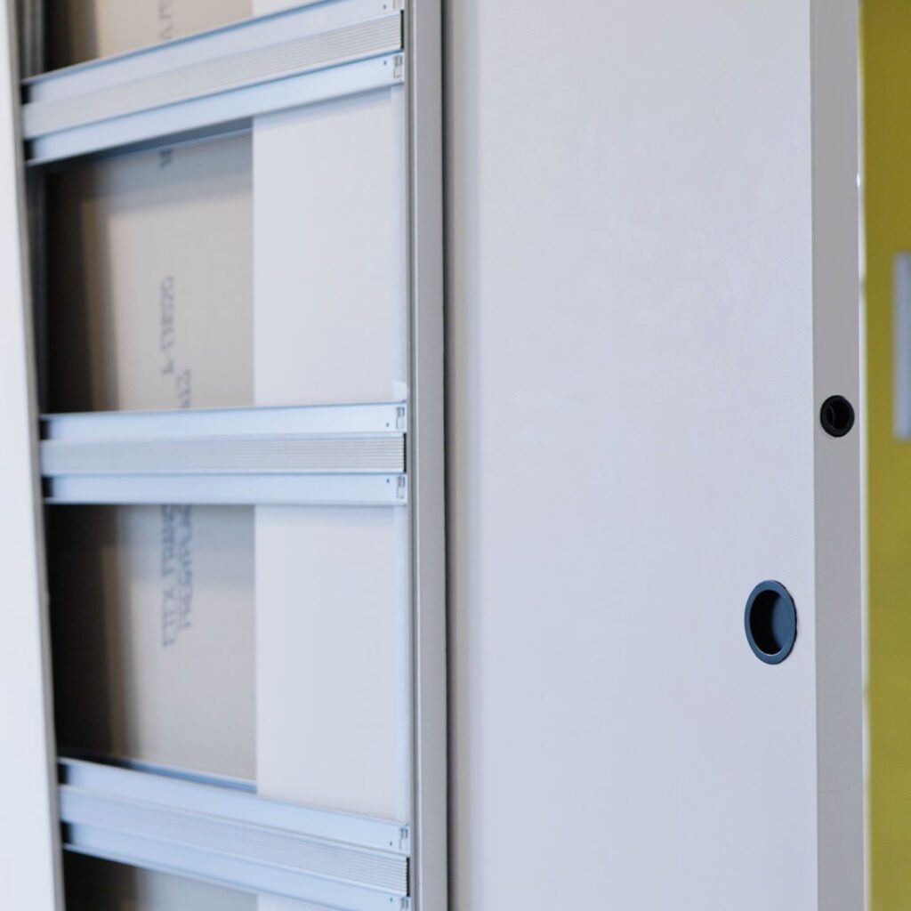 vidéo d'exposition du showroom ECLISSE France, ici Syntesis Line, une porte coulissante sans habillage.