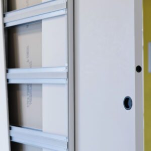 vidéo d'exposition du showroom ECLISSE France, ici Syntesis Line, une porte coulissante sans habillage.